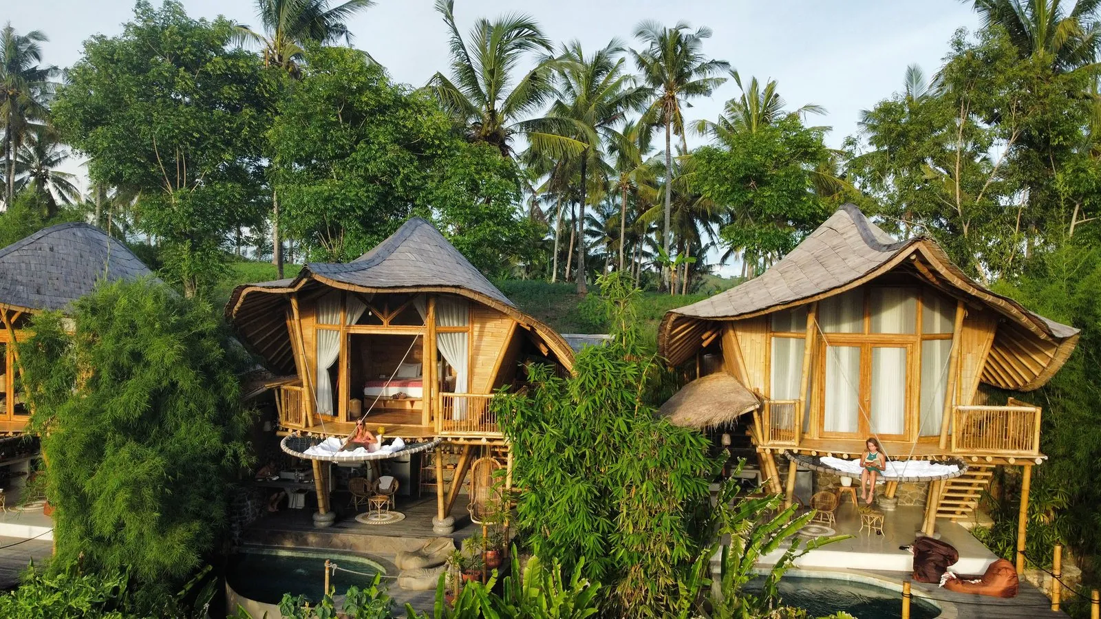 Bungalows en bois et bambou de l'éco-lodge à Lombok, dans la végétation tropicale