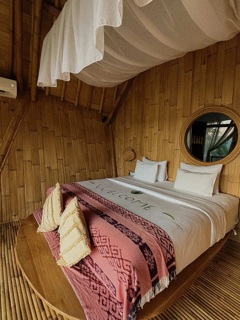 Chambre en bambou avec fenêtre ronde