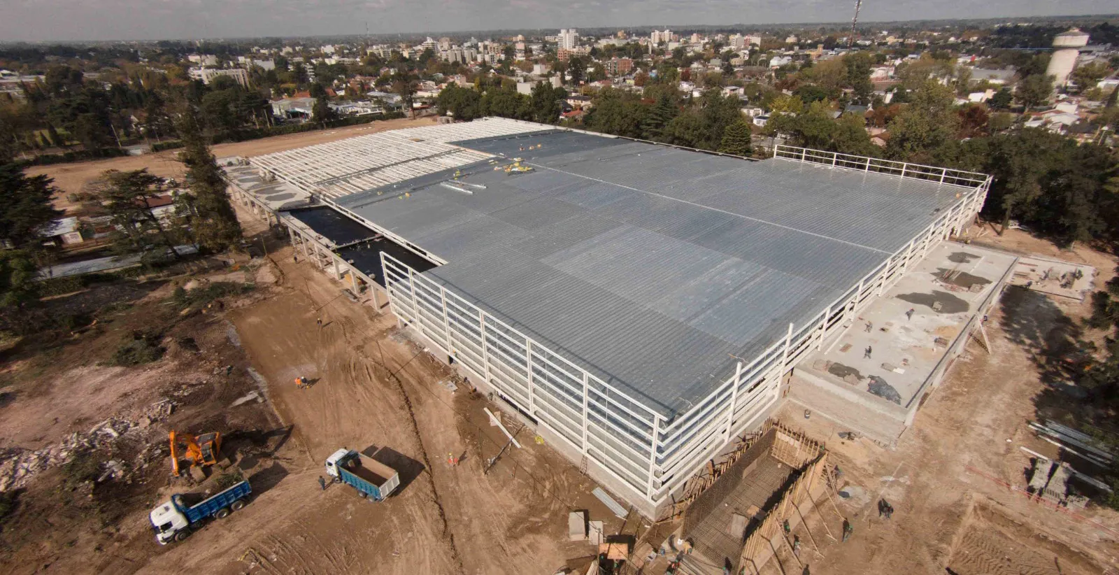 Hypermarché à Moreno en chantier, vue aérienne de la charpente