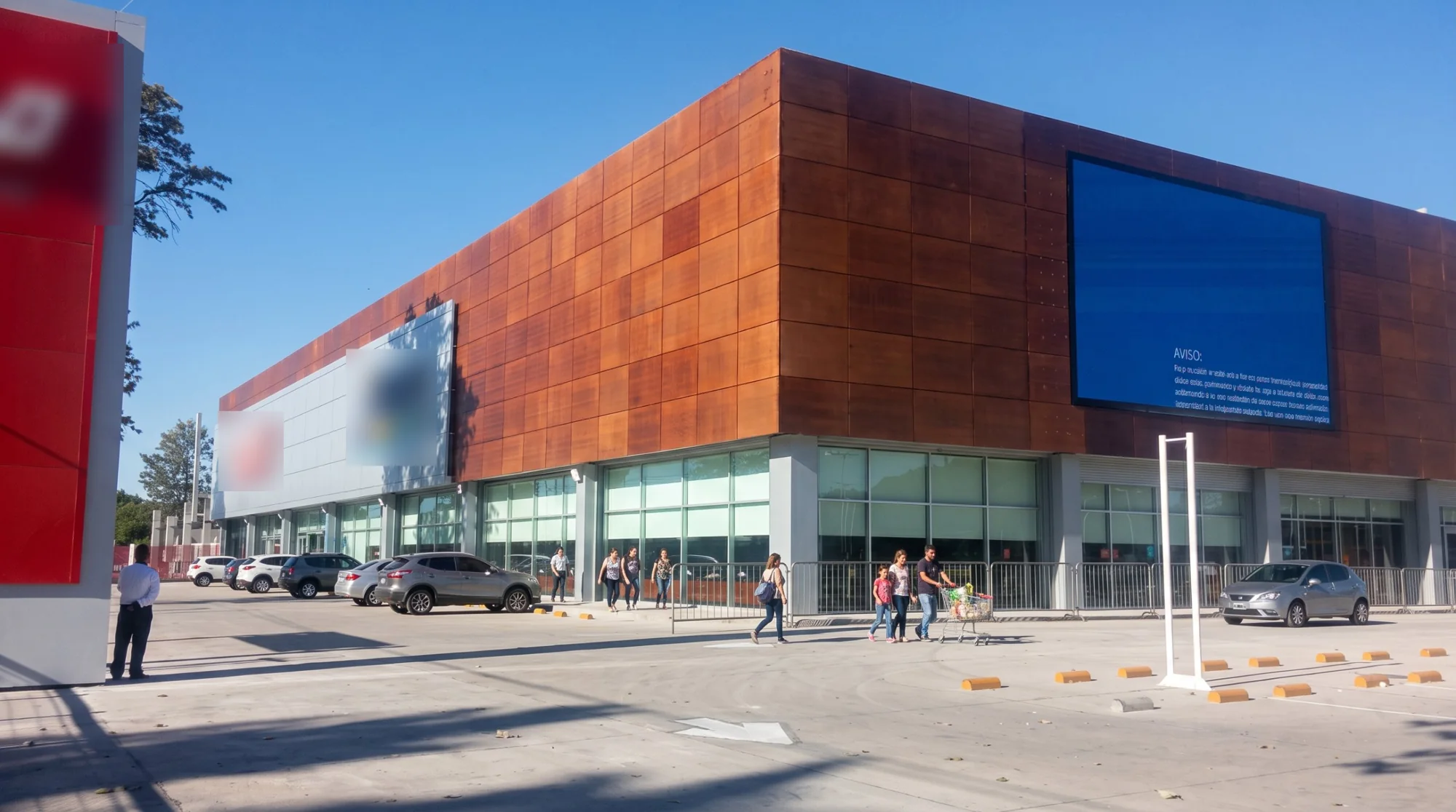 Hypermarché à Moreno, angle de la façade en panneaux couleur rouille