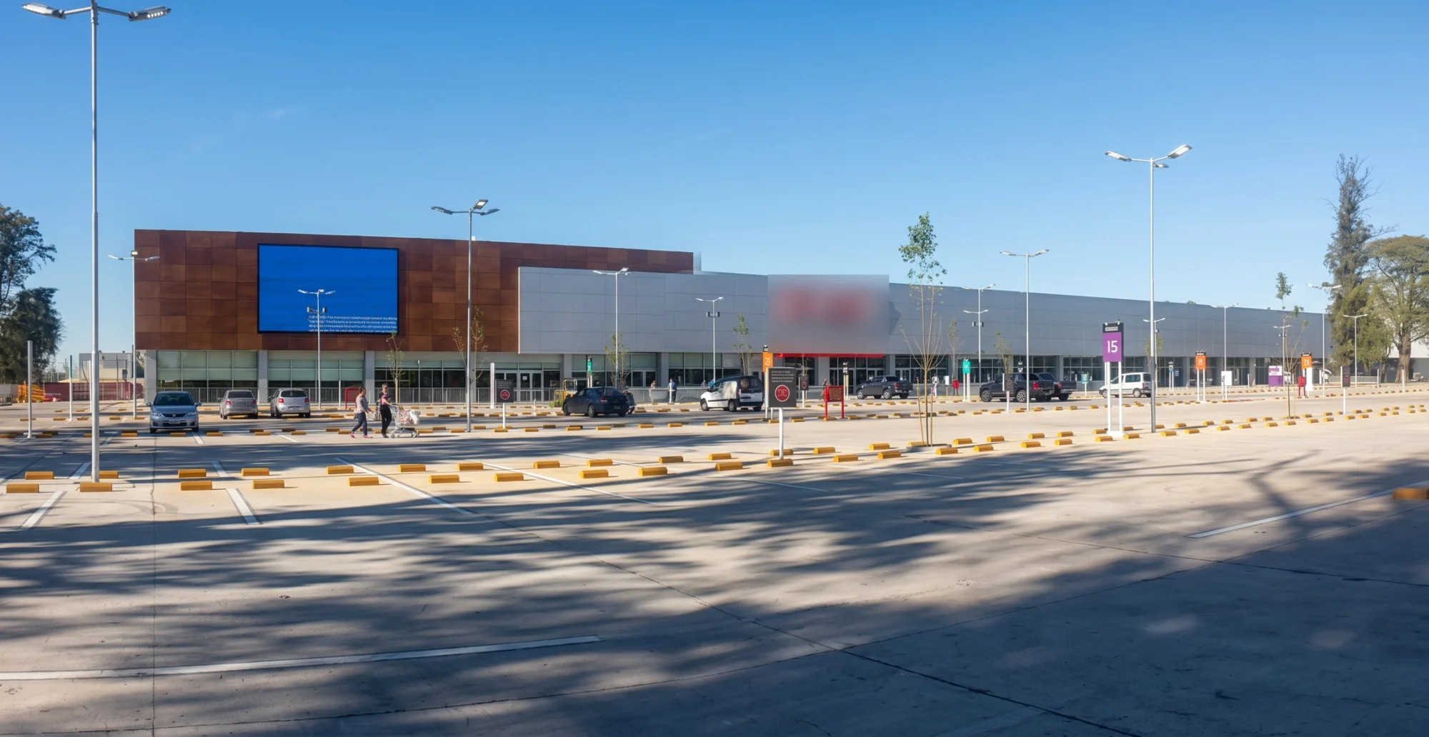Hypermarché à Moreno, vue d'ensemble depuis le parking